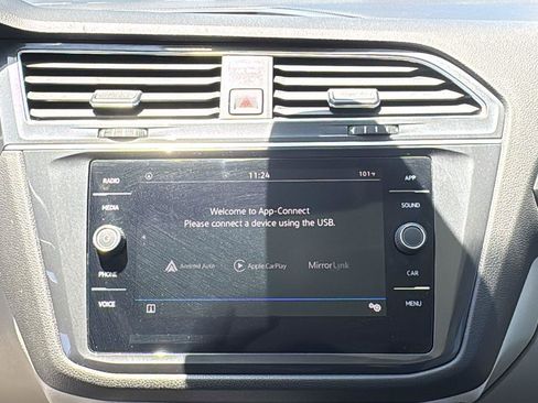 Used 2023 Volkswagen Tiguan SE w/ Panoramic Sunroof Package FWD image 16