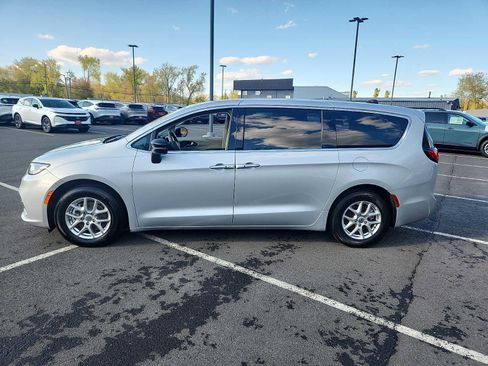 Used 2024 Chrysler Pacifica Touring-L FWD image 7