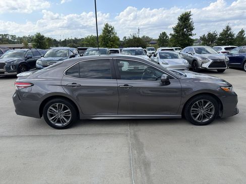 Used 2018 Toyota Camry SE FWD image 4