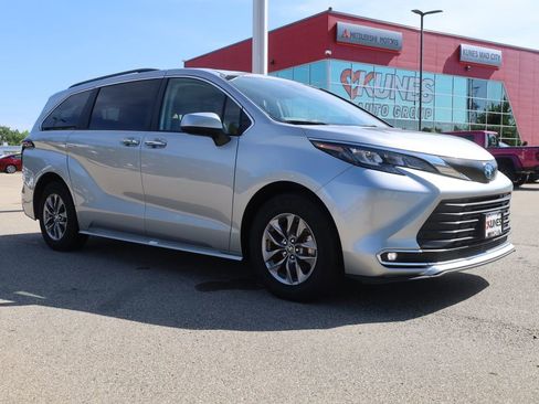 Used 2024 Toyota Sienna XLE image 2