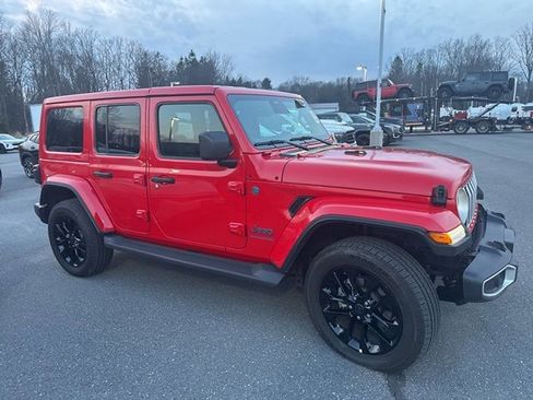 Used 2025 Jeep Wrangler Unlimited Sahara AWD/4WD image 8
