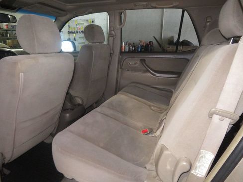 Used 2005 Toyota Sequoia SR5 AWD/4WD image 25