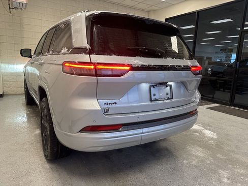 New 2026 Jeep Grand Cherokee Limited AWD/4WD image 16