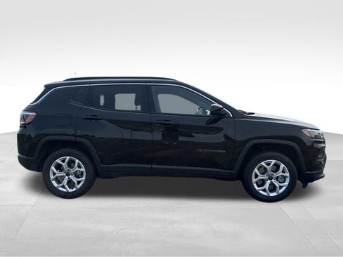 Used 2025 Jeep Compass Latitude w/ Sun & Sound Group AWD/4WD image 5
