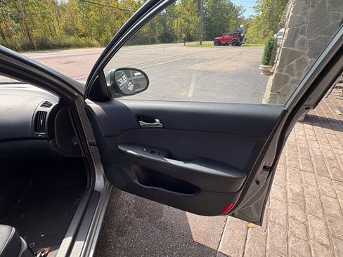 Used 2010 Hyundai Elantra SE image 18