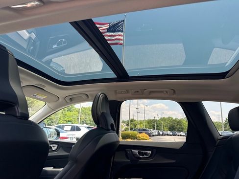 Used 2024 Volvo XC60 B5 Core image 8