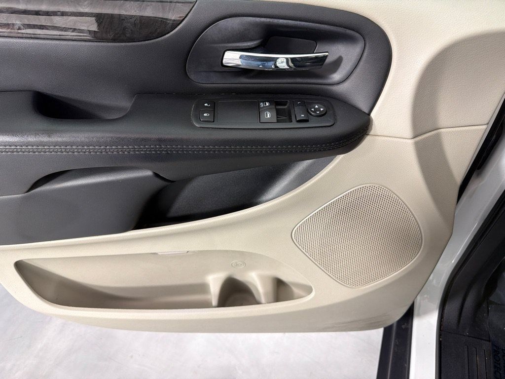 Used 2016 Dodge Grand Caravan American Value Package w/ UConnect Hands-Free Group FWD image 11