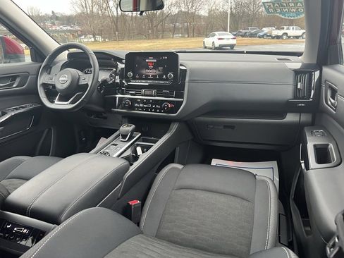 Used 2025 Nissan Pathfinder SV image 11