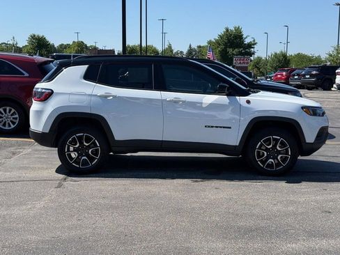 Used 2025 Jeep Compass Trailhawk AWD/4WD image 2