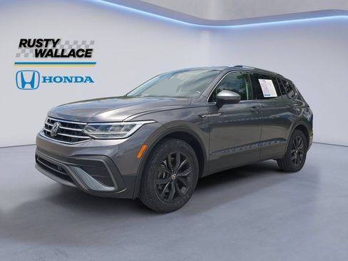 Used 2024 Volkswagen Tiguan SE w/ Panoramic Sunroof Package FWD image 1