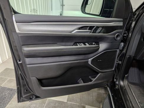 Used 2025 Jeep Wagoneer 4WD image 13