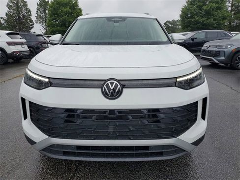 New 2025 Volkswagen Tiguan SE image 2