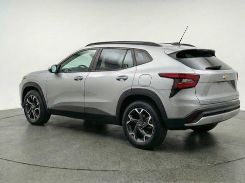 Used 2025 Chevrolet Trax LT w/ LT Convenience Package FWD image 6