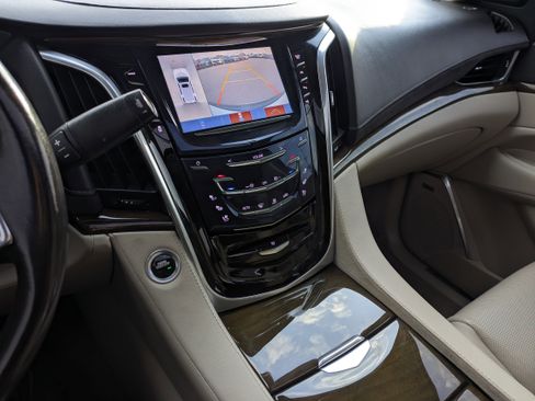 Used 2020 Cadillac Escalade Premium Luxury image 33