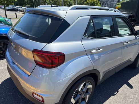 Used 2025 Hyundai Venue SEL FWD image 5