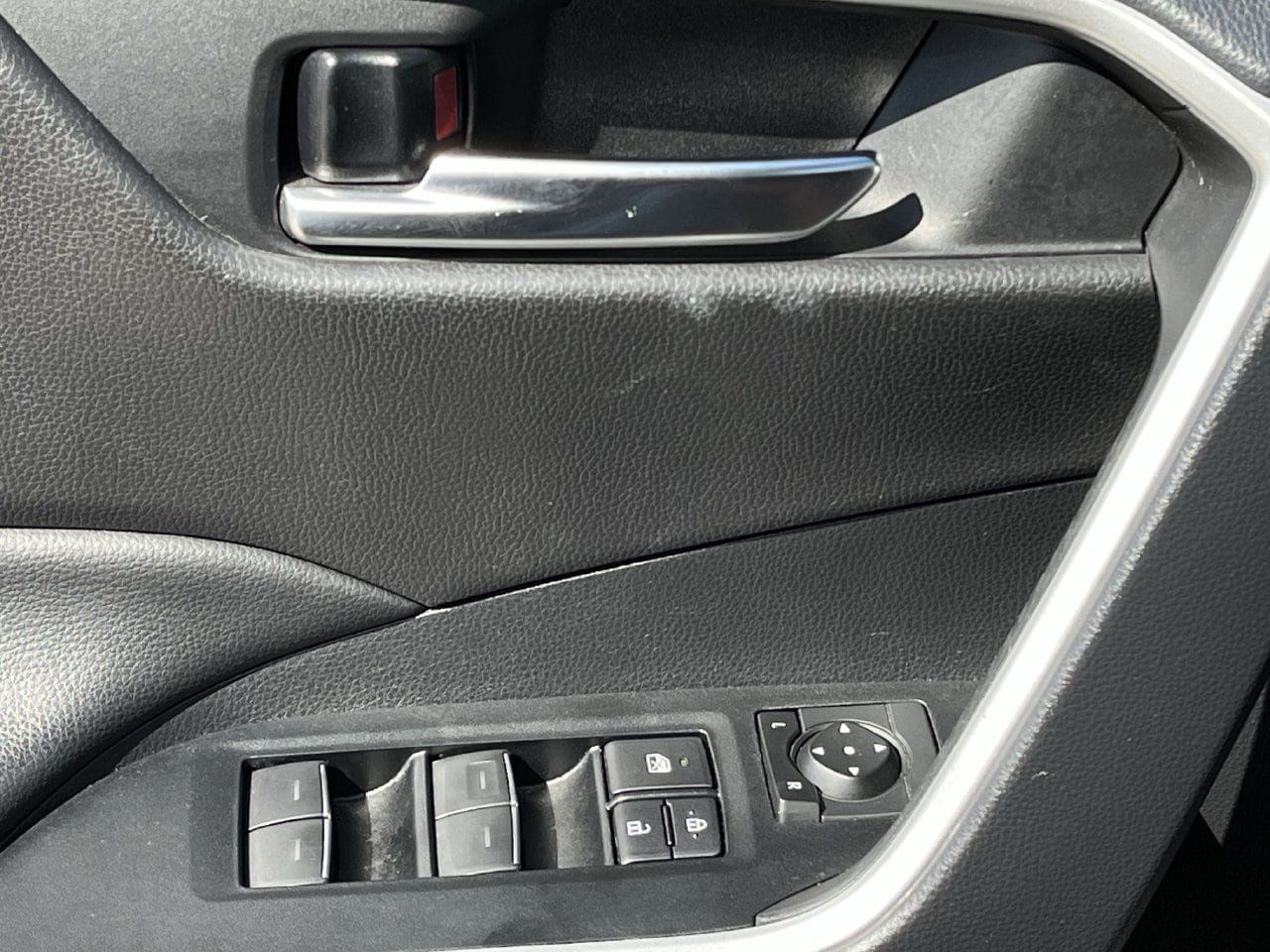 Used 2025 Toyota RAV4 XLE AWD/4WD image 21