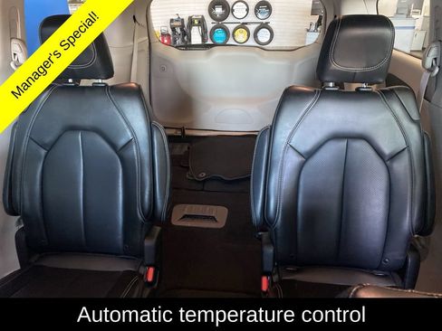 Used 2023 Chrysler Pacifica Touring-L FWD image 13
