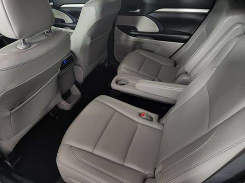 Used 2018 Toyota Highlander XLE AWD/4WD image 18