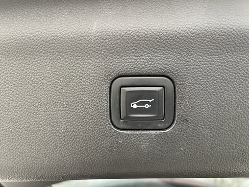 Used 2019 Buick Enclave Essence image 16