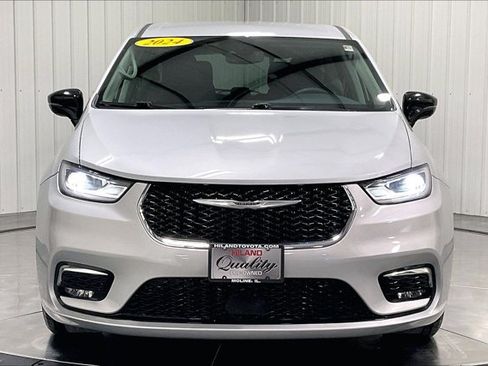 Used 2024 Chrysler Pacifica Touring-L FWD image 2