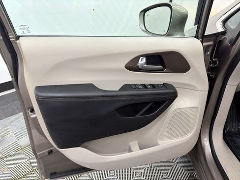 Used 2017 Chrysler Pacifica Touring-L Plus w/ Advanced Safetytec Group FWD image 11