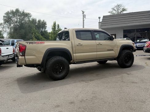 Used 2018 Toyota Tacoma TRD Off-Road w/ Technology Package AWD/4WD image 9