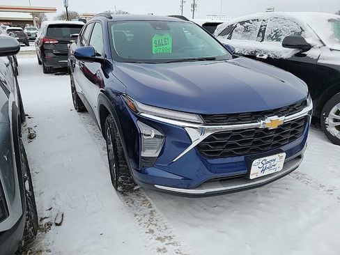 Used 2024 Chevrolet Trax LT w/ LT Convenience Package image 3