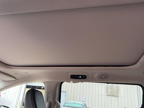 Used 2023 Chrysler Pacifica Limited image 7