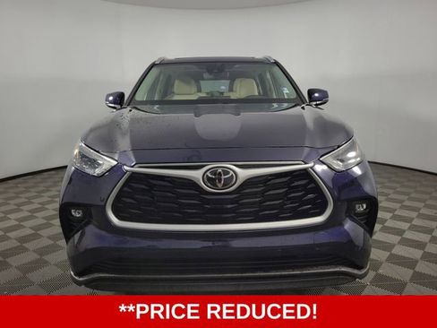 Used 2023 Toyota Highlander XLE image 2