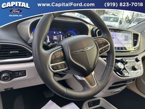 Used 2024 Chrysler Pacifica Touring-L image 23