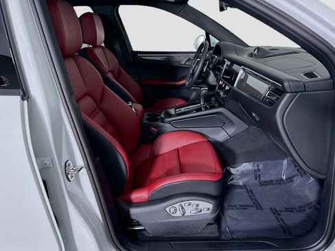 Certified 2025 Porsche Macan AWD/4WD image 30