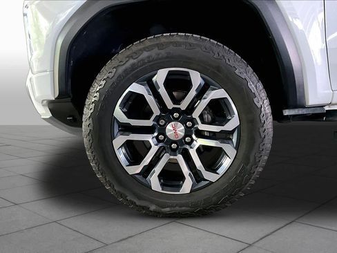 Used 2024 GMC Canyon AT4 w/ AT4 Premium Package AWD/4WD image 10