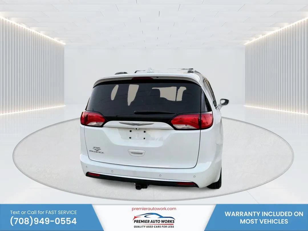 Used 2017 Chrysler Pacifica Touring-L FWD image 5