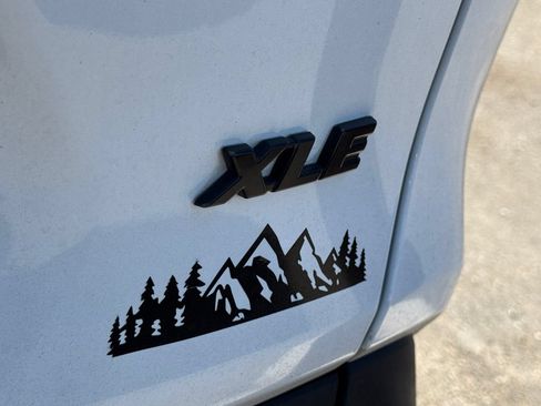 Used 2019 Toyota RAV4 XLE FWD image 25