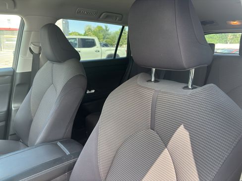 Used 2022 Toyota Highlander LE image 12