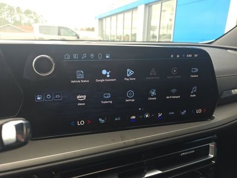 Used 2025 Chevrolet Traverse LT image 17