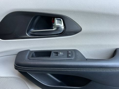 Used 2023 Chrysler Pacifica Touring-L FWD image 20