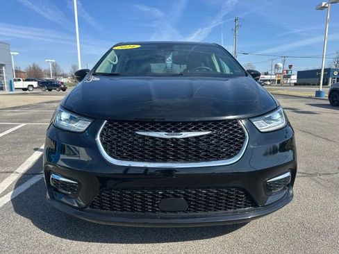 Used 2024 Chrysler Pacifica Touring-L image 3