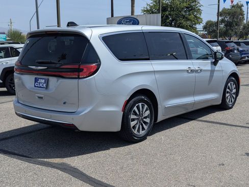 Used 2023 Chrysler Pacifica Limited FWD image 2