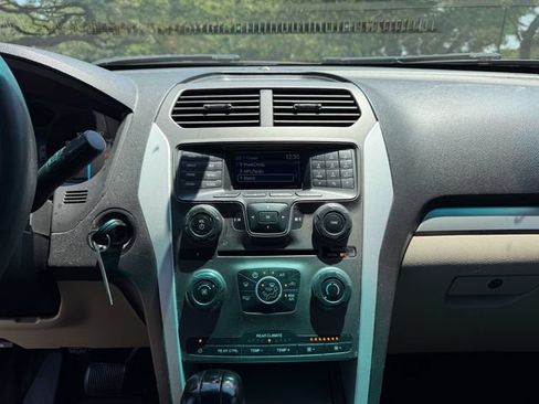Used 2015 Ford Explorer Limited w/ Equipment Group 302A FWD image 9