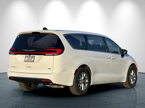 New 2026 Chrysler Pacifica Select image 4
