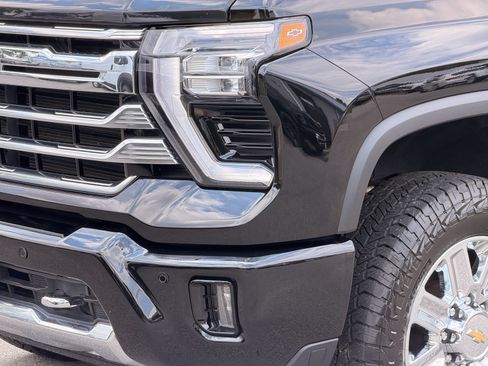 Used 2024 Chevrolet Silverado 2500 High Country w/ High Country Premium Package AWD/4WD image 8
