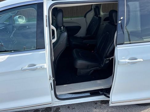 Used 2020 Chrysler Pacifica Touring-L FWD image 10