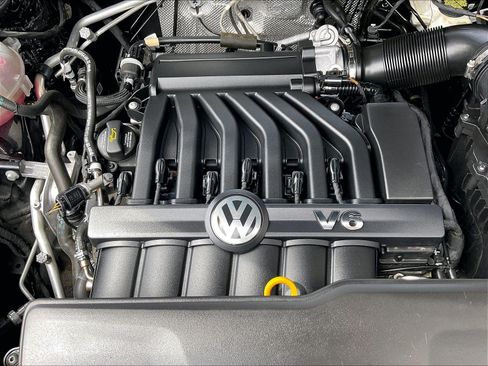 Certified 2022 Volkswagen Atlas Cross Sport SEL R-Line AWD/4WD image 32