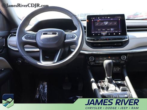 Used 2023 Jeep Compass Limited image 18