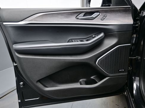 Used 2022 Jeep Grand Cherokee L Limited image 9