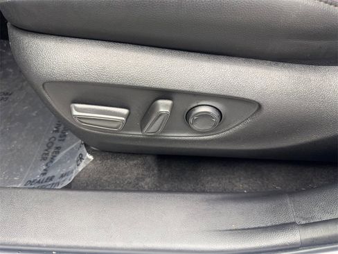 Used 2024 Toyota Highlander FWD image 31