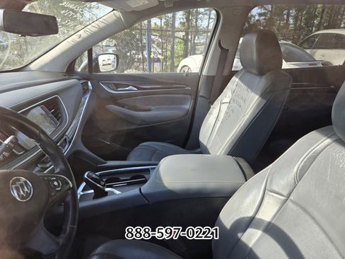 Used 2018 Buick Enclave Essence image 2