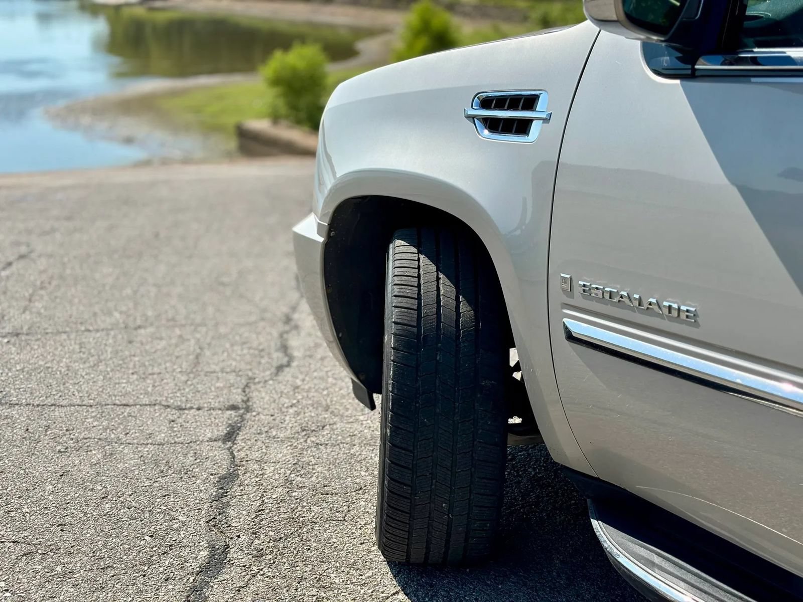 Used 2007 Cadillac Escalade AWD w/ Information Package image 12