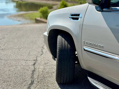 Used 2007 Cadillac Escalade AWD w/ Information Package image 12